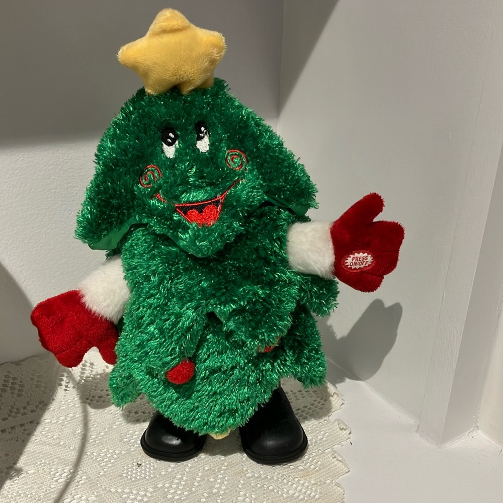 Dandee singing and dancing Christmas tree